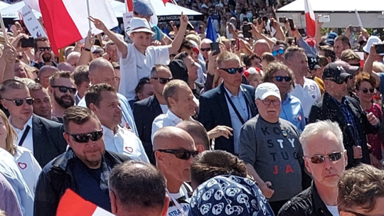 W sondażach KO wyskoczyło w górę, a PiS na drugim miejscu. Kto jeszcze wszedłby do Sejmu, a kto z nim pożegnał?