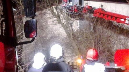 Kobieta utknęła między stropowymi belkami