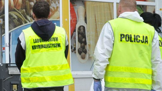 Kobietę zaatakował koło bankomatu. Zastraszył i zabrał pieniądze