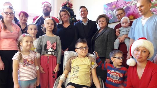 Kolędnicy odwiedzili szpital. Przy wspólnym śpiewaniu kolęd zapomnieli o chorobie