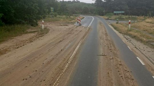 Koleiny i błoto na drogach. Kierowcy, zwolnijcie!