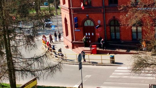Kolejka na pocztę aż trudno przejść