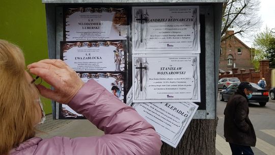 Kolejna fala pogrzebów. Klepsydry jedna na drugiej