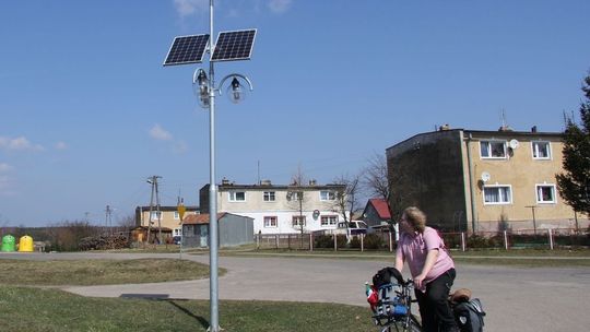 Kolejne lampy solarne z przeszkodami