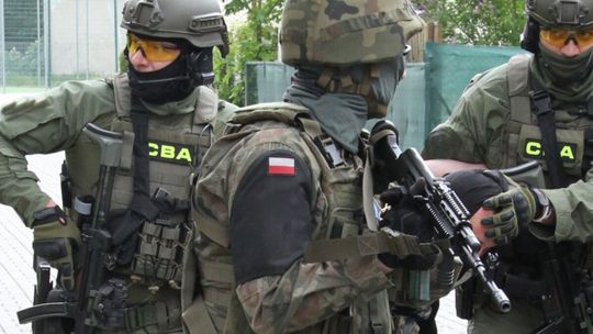 Przemyt sterydów i tajne dokumenty w domu strażnika: Gdzie tkwi drugie dno afery w areszcie