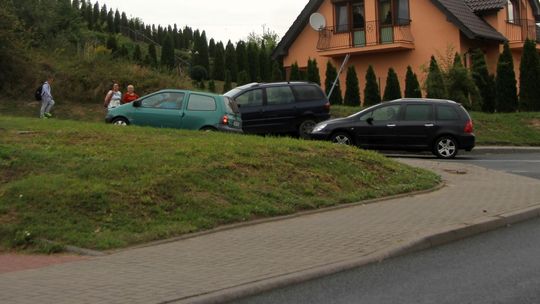 Kolizja na wjeździe do szkoły