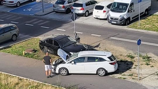 Kolizja w Gryfinie. Zderzyły się dwa auta Kolizja w Gryfinie. Zderzyły się dwa auta