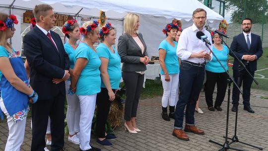 Koło Gospodyń Wiejskich Szafir wita wojewodę [FOTO, WIDEO] 