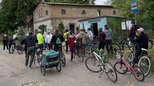 Kolorowa przygoda na dwóch kółkach: relacja z Familiady rowerowej "Szlakiem kolorowych przystanków"