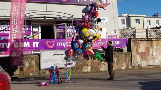 Kolorowe balony ubarwiły gryfińską ulicę