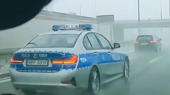 Na filmiku kolumna ekortowana policją spycha z drogi