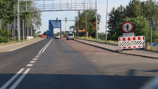 Kombajn zablokował przejazd przez most