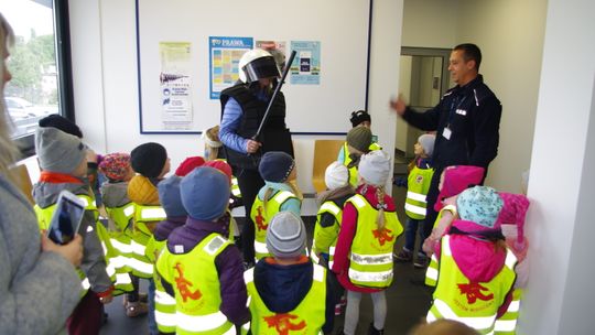 Komisariat policji odwiedziły przedszkolaki