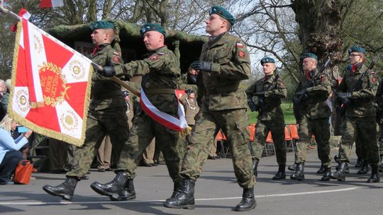 Kompania Reprezentacyjna Wojska Polskiego przemaszeruje ulicami miasta