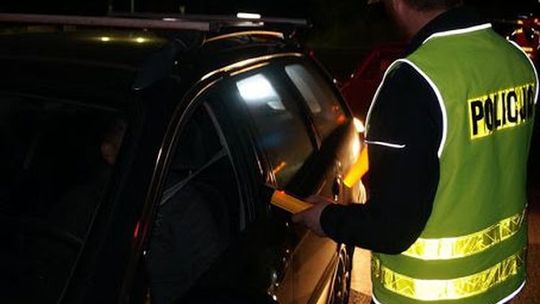 Kompletnie pijana jeździła autem. Gdy wysiadła, ledwo trzymała się na nogach 