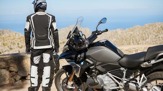 Kompletny strój na motocykl szosowo-turystyczny w przystępnej cenie – czy to możliwe?