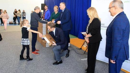 Komputery otrzymały dzieci byłych pracowników PGR
