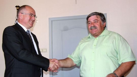 Komu burmistrz wręczył tysiąc złotych