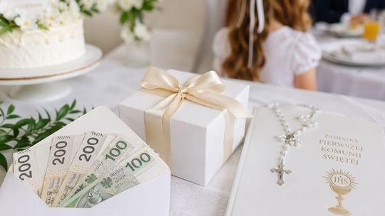 Pierwsza komunia 2026: Ile do koperty? Sprawdź aktualne stawki i trendy prezentowe