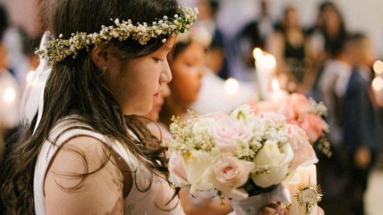 Komunia 2026: Luksusowe przyjęcia czy powrót do skromności – jak zmieniają się polskie tradycje Komunia 2026: Luksusowe przyjęcia czy powrót do skromności – jak zmieniają się polskie tradycje