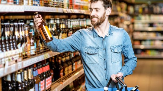 Nocny zakaz sprzedaży alkoholu. Sprawdź, co dokładnie zmienią nowe przepisy Sejmu