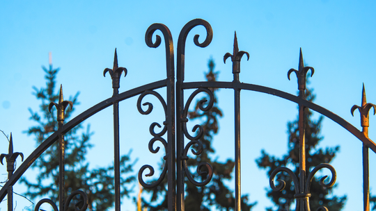 Zaostrzają przepisy dotyczące ogrodzeń domów jednorodzinnych. Obowiązkowa fotowoltaika i windy