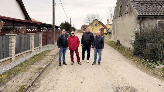 Koniec z kurzem i piachem na południu powiatu gryfińskiego. Plac budowy oficjalnie przekazany i ruszają prace Koniec z kurzem i piachem na południu powiatu gryfińskiego. Plac budowy oficjalnie przekazany i ruszają prace