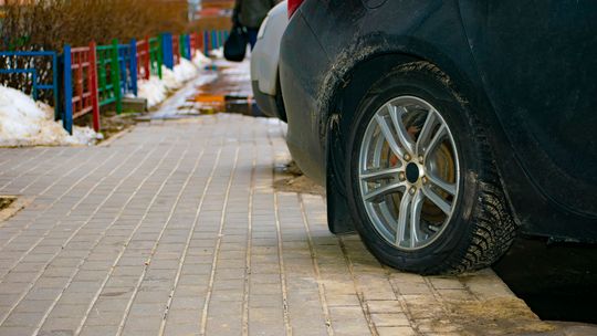 Koniec z parkowaniem na chodniku. Będziemy parkować na drodze dla pieszych