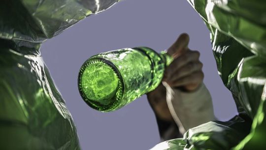 Koniec z wyrzuceniem butelek i puszek. Dostaniesz za nie pieniądze Koniec z wyrzuceniem butelek i puszek. Dostaniesz za nie pieniądze