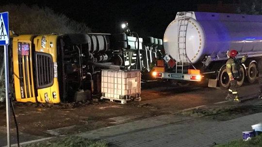 Kontakt z kierowcą utrudniony. Strażacy zapobiegli katastrofie ekologicznej po wypadku cysterny Kontakt z kierowcą utrudniony. Strażacy zapobiegli katastrofie ekologicznej po wypadku cysterny