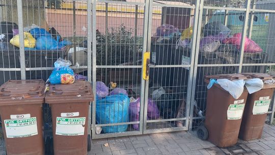 Kontenery aż puchną od śmieci! Kontenery aż puchną od śmieci!