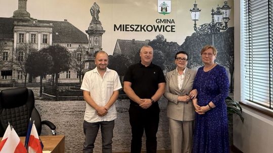 Kontrowersyjna fototapeta w gabinecie burmistrza. Radny powiatowy apeluje o zmianę symboliki