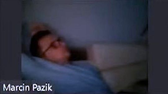 Kontrowersyjne zachowanie zwolennika burmistrza. Radny Marcin Pazik podczas sesji... 