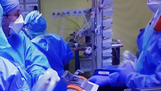 Koronawirus. Kolejna zakażona osoba trafiła do szpitala