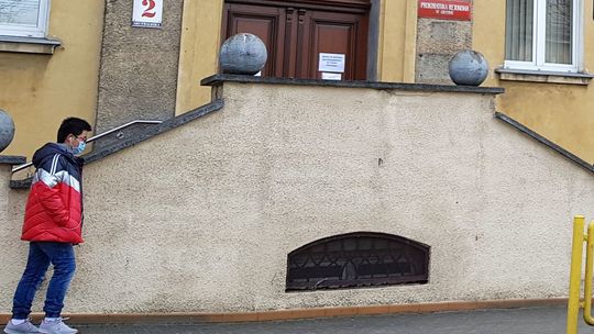 Koronawirus: Ludzie w maseczkach chodzą po mieście