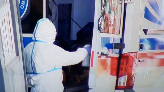 Koronawirusem zakażone kobieta w średnim wieku i dziecko