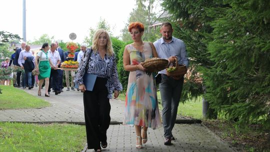 Korowód dożynkowy przeszedł z kościoła na kompleks boisk. Święto plonów w Starym Czarnowie