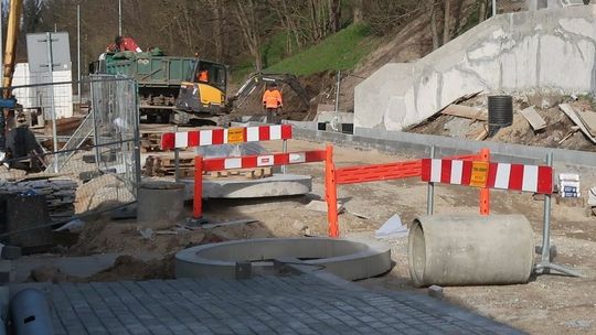 Kości zmarłych w ziemi z ulicy Kolejowej? [FOTO, WIDEO]