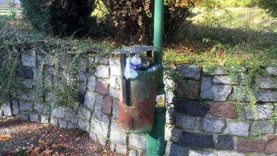 Kosze na cmentarzu są przepełnione i zardzewiałe - skarży się czytelnik