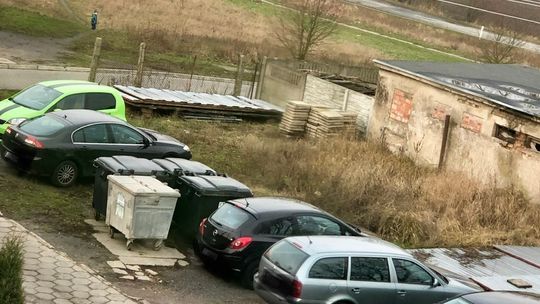 Kosze wcisnęli centymetry od samochodów - skarży się czytelnik