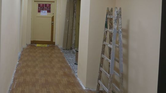 Kosztem pomieszczeń biblioteki rozrasta się urząd