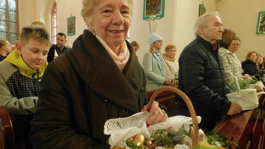 Koszyczki ze święconką: kolorowe pisanki, żółte kurczaczki i długouche zajączki Koszyczki ze święconką: kolorowe pisanki, żółte kurczaczki i długouche zajączki