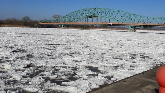 Kra płynie, szumi i zgrzyta. Woda przekroczyła stan ostrzegawczy