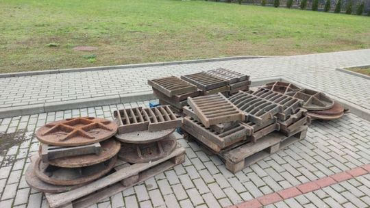 Kradł pokrywy i kraty ze studzienek. Został złapany przez gryfińskich policjantów Kradł pokrywy i kraty ze studzienek. Został złapany przez gryfińskich policjantów