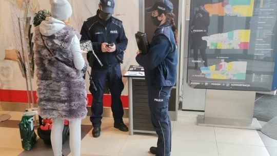 Kradła, kradła, aż wpadła. Sklepowa złodziejka wpadła bez maseczki