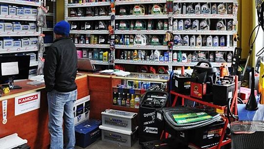 Kradli olej silnikowy z regałów