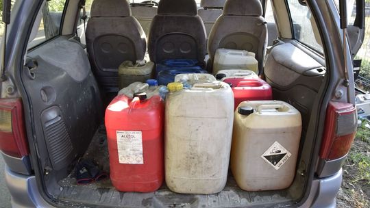 Kradli paliwo, gdy kierowca spał. Nietypowa rola policjanta z psem tropiącym