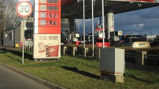 Kradną tablice rejestracyjne samochodów i tankują za darmo na stacjach