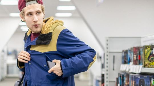 Nie płacą, a wynoszą towary ze sklepu towary. Co złodzieje kradną przed świętami?