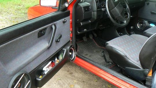 Kradzież metodą na uchyloną szybę